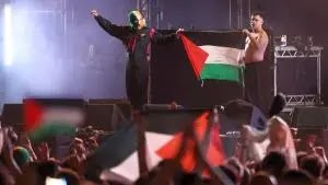 سنغافورة تمنع فرقة “ماسيف أتاك” من إقامة حفلات بسبب علم فلسطين