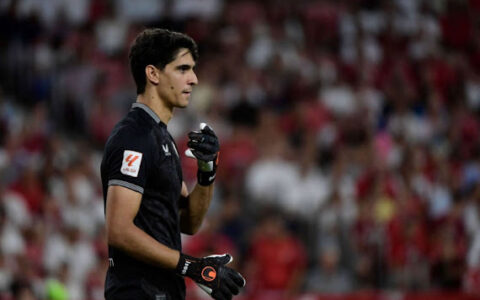 المغربي ياسين بونو يواصل عروضه المثيرة مع الهلال السعودي