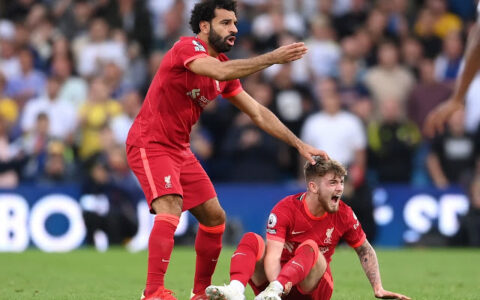 زميل محمد صلاح يتوسل إليه يومياً للبقاء في ليفربول
